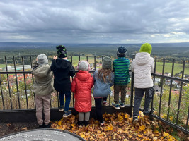Kinder genießen die Aussicht