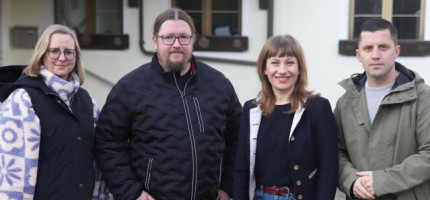 Dieses Quartett organisierte das Programm zum Jubiläum: Lena Rusch (links) und Arijan Selimi (rechts) als Stellvertreter, Monika Waldeck (Zweite von rechts) und Ralf Teichmann als Vorsitzende. Bild: war