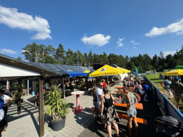 zahlreiche Gäste auf der Terrasse vom SV Etzenricht