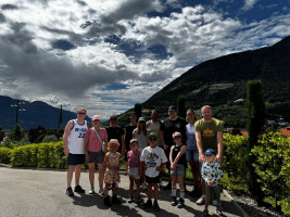Gruppenfoto der Reisegruppe vorm Hotel