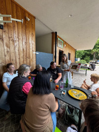 Monika Waldeck überreicht ein selbstgemaltes Bild der Kinder
