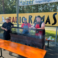 Ralf Teichmann (erster von rechts) grillt Edi's Makrelen