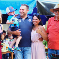 Unser Foto zeigt von links OV-Vorsitzende Moni Waldeck, die Familie Förtsch und Altbürgermeister Herbert Dorner.