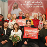 Bei der Deko des Gasthauses Hermann hat der Ortsverein keine Mühen gescheut. Unser Bild von der Nominierungsversammlung zeigt (stehend von links), Dr. Carolin Wagner MdB aus Regensburg, Anja Heiß, Jens Hammer, Lotta Heinze, Willy Koegst, Tina Braun, Franz