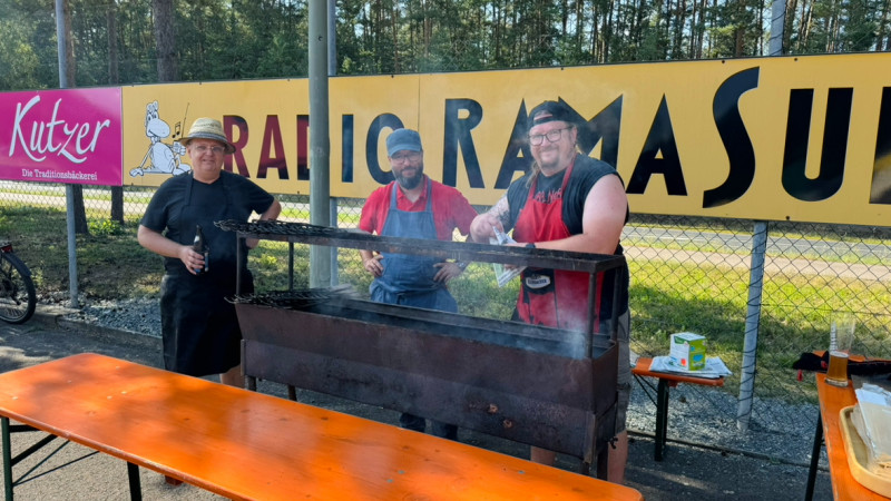 Ralf Teichmann (erster von rechts) grillt Edi's Makrelen