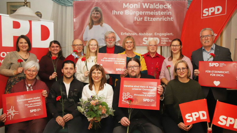 Bei der Deko des Gasthauses Hermann hat der Ortsverein keine Mühen gescheut. Unser Bild von der Nominierungsversammlung zeigt (stehend von links), Dr. Carolin Wagner MdB aus Regensburg, Anja Heiß, Jens Hammer, Lotta Heinze, Willy Koegst, Tina Braun, Franz